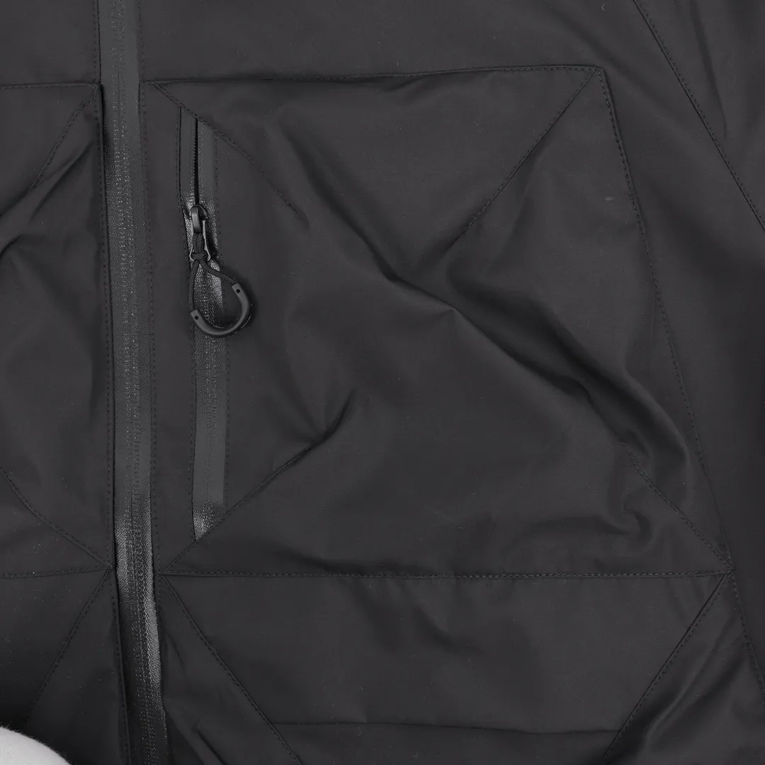 🅿️820 Stone Island/Stone Island outdoor multi-pocket zipper jacket. In order to restore all the texture of ZP, this year the team spent several months and finally shipped it. All excipients are restored to ZP! Highly permeable laminated fabric Gore-tex imitates water-breathable film, which feels better and more comfortable. The fabric has certain waterproof, windproof and UV-proof effects. It is one of the must-choose jacket fabrics in Stone Island. It is light and thin, which is the characteristic of the fabric. It is functional and sporty. There are two pockets on the chest. The arms have the logo embroidery of the Stone Island navigation compass badge. The zipper pocket on the back can be folded to pack the entire garment. It is a must-have item for outdoor travel! size：XS-L